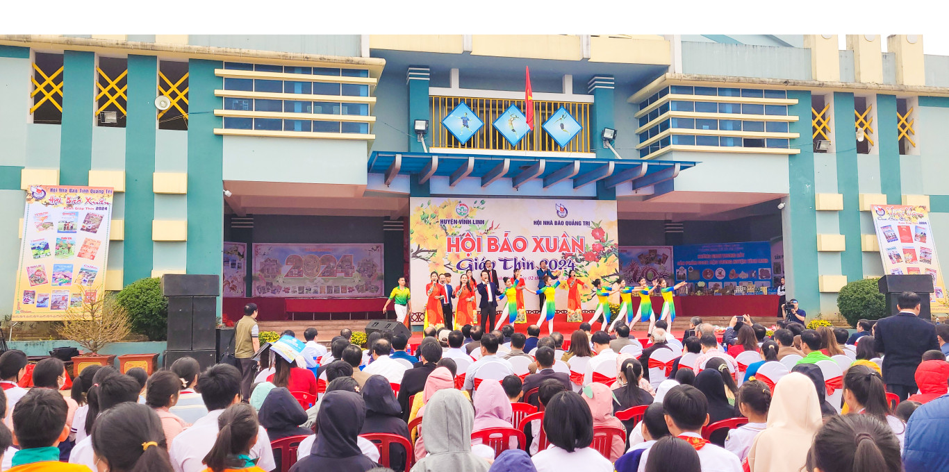 Hội b&aacute;o Xu&acirc;n thu h&uacute;t đ&ocirc;ng đảo nhiều người đến tham dự